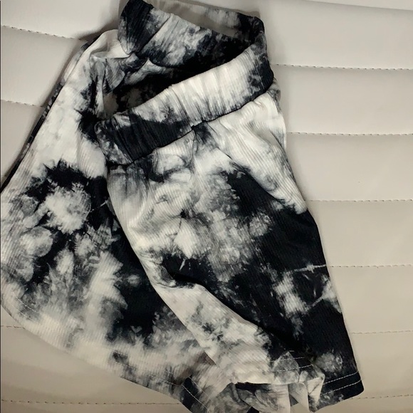 Great and white tie die shorts with Waist tie - Picture 3 of 4